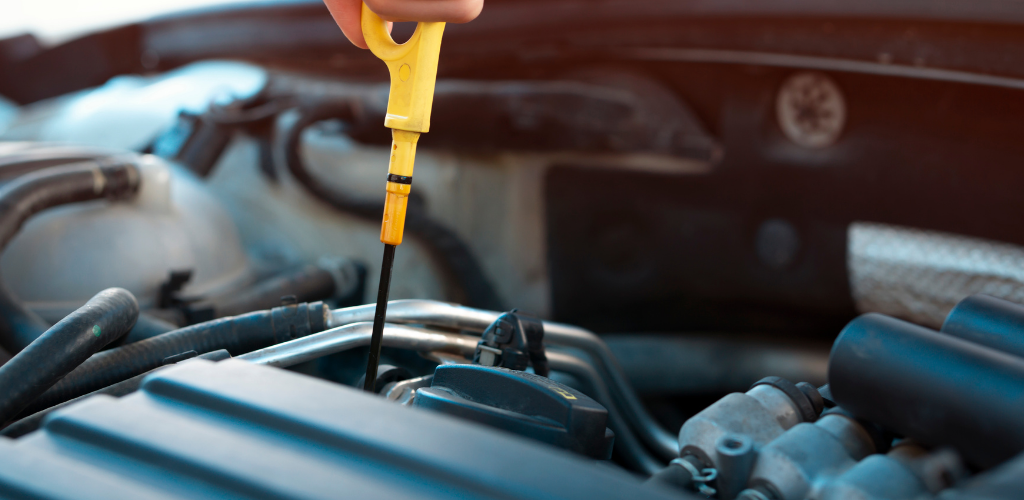 Mettre trop d’huile dans le moteur : conséquences et solutions