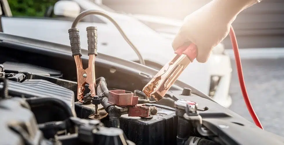 Identifier une Batterie de Voiture Faible et Comment Réagir Efficacement